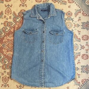 GAP Sleeveless Denim Button-Down Top in Light Blue Wash